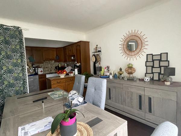 Excellente opportunité pour investisseur ! Immeuble années 60, hyper centre-ville Questembertois. 2 loyers entrants, possibilité 4 !