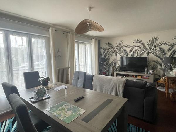 Excellente opportunité pour investisseur ! Immeuble années 60, hyper centre-ville Questembertois. 2 loyers entrants, possibilité 4 !