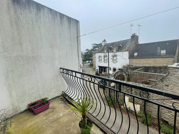 Excellente opportunité pour investisseur ! Immeuble années 60, hyper centre-ville Questembertois. 2 loyers entrants, possibilité 4 !