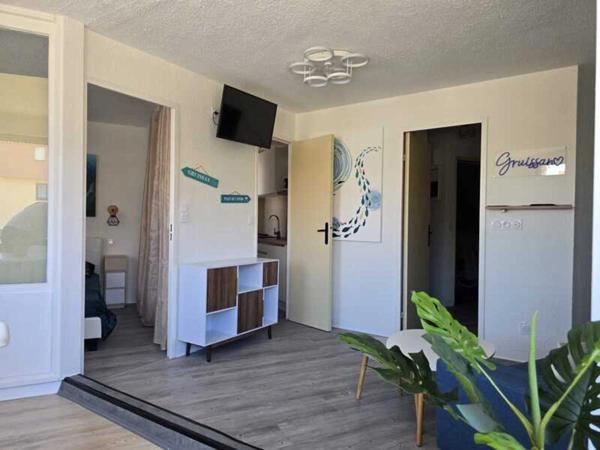 GRUISSAN PORT – T2 43m² RÉNOVÉ + PARKING – RARE