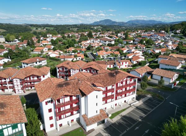 ARPANA T2 avec parking en sous sol et balcon avec vue montagnes à Ustaritz