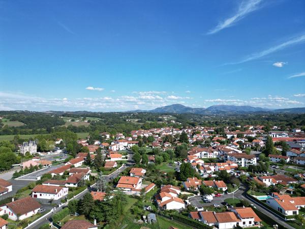 ARPANA T2 avec parking en sous sol et balcon avec vue montagnes à Ustaritz