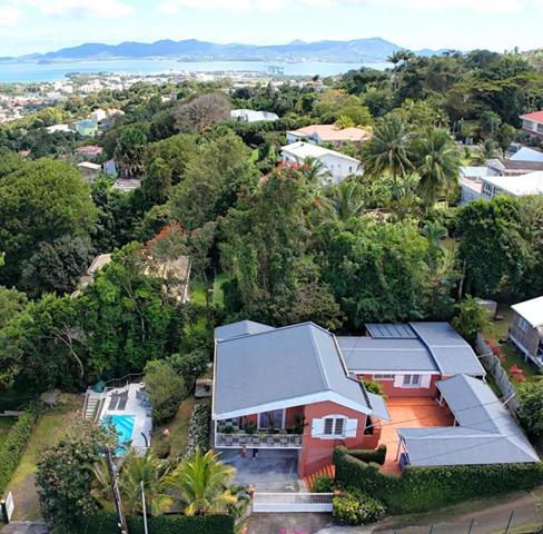 VILLA F6 DE PRESTIGE DE 153 M² AVEC PISCINE A FORT DE FRANCE