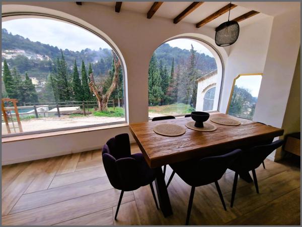 Grande maison et deux appartements terrain 24000m²