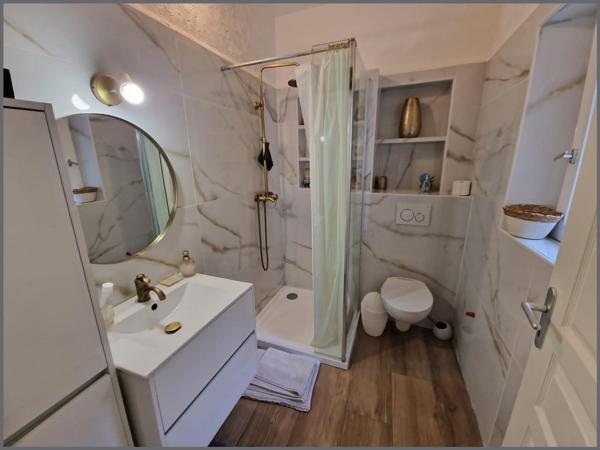 Grande maison et deux appartements terrain 24000m²