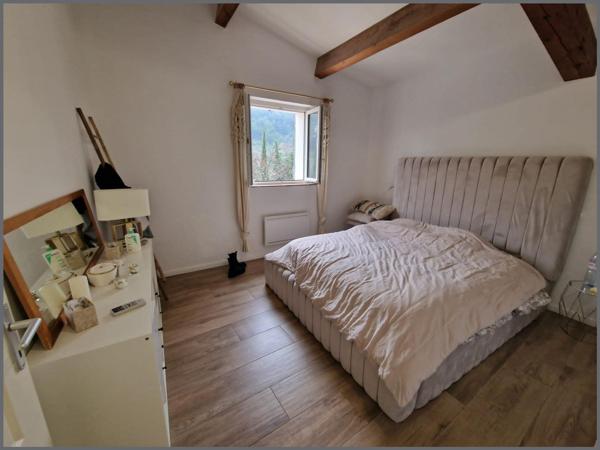 Grande maison et deux appartements terrain 24000m²