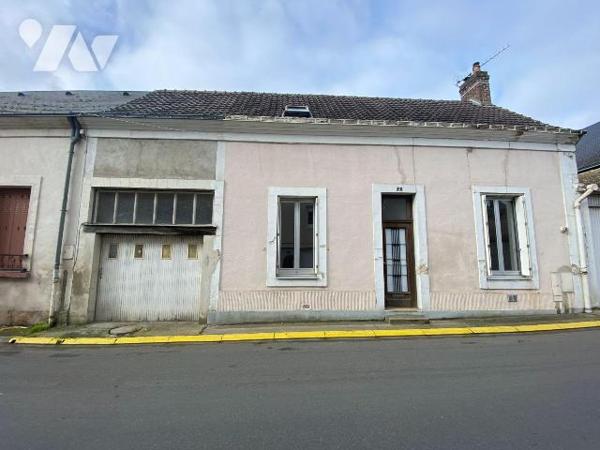 Cette maison de ville d'une surface de 81 m² comprend : 
- Au rez-de-chaussée :  entrée, w.c.,...