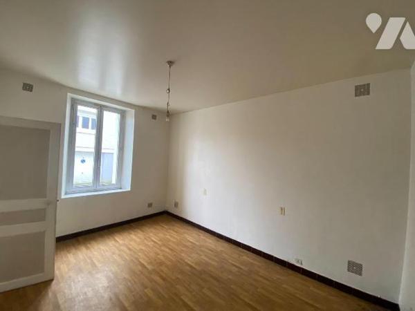 Cette maison de ville d'une surface de 81 m² comprend : 
- Au rez-de-chaussée :  entrée, w.c.,...