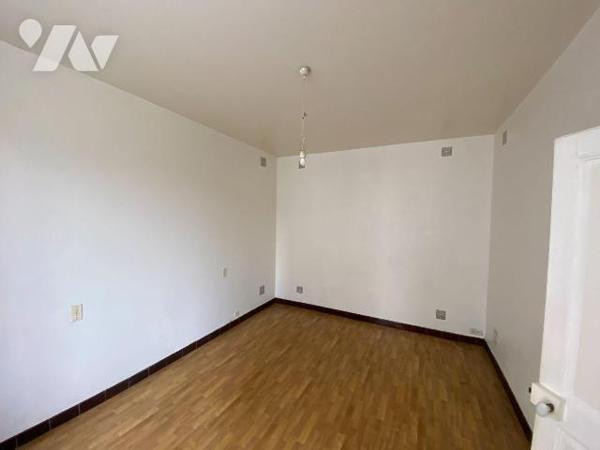 Cette maison de ville d'une surface de 81 m² comprend : 
- Au rez-de-chaussée :  entrée, w.c.,...