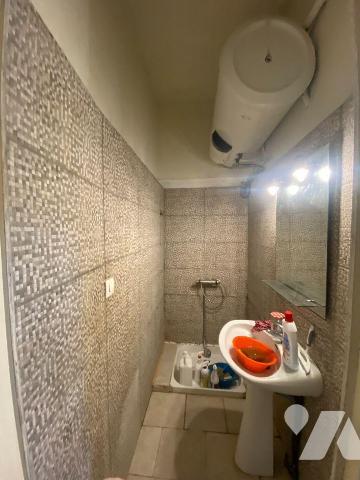 Cette maison de ville d'une surface de 81 m² comprend : 
- Au rez-de-chaussée :  entrée, w.c.,...