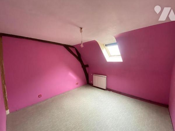 Cette maison de ville d'une surface de 81 m² comprend : 
- Au rez-de-chaussée :  entrée, w.c.,...