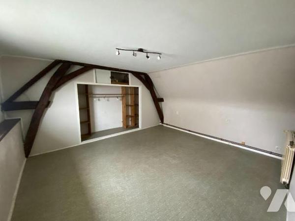 Cette maison de ville d'une surface de 81 m² comprend : 
- Au rez-de-chaussée :  entrée, w.c.,...