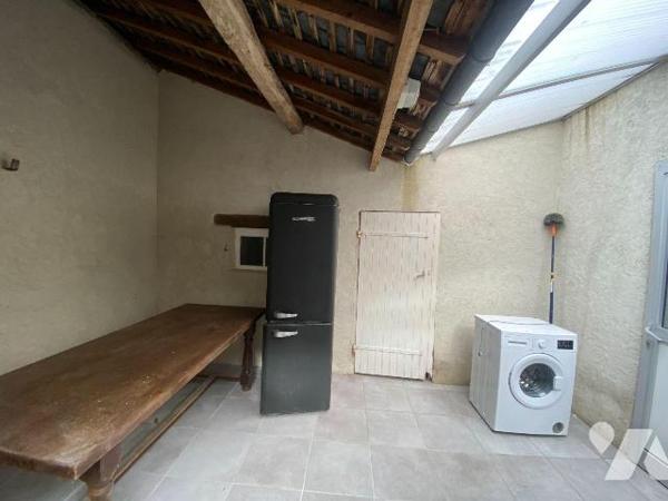 Cette maison de ville d'une surface de 81 m² comprend : 
- Au rez-de-chaussée :  entrée, w.c.,...