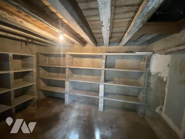 Cette maison de ville d'une surface de 81 m² comprend : 
- Au rez-de-chaussée :  entrée, w.c.,...