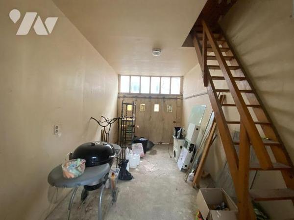 Cette maison de ville d'une surface de 81 m² comprend : 
- Au rez-de-chaussée :  entrée, w.c.,...