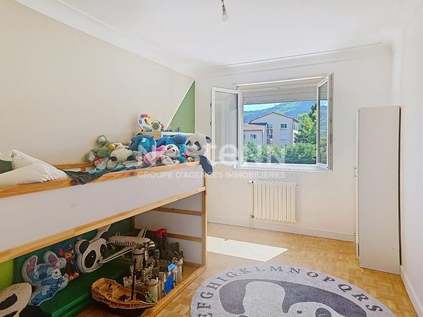 EXCLUSIVITE ! CENTRE RETOURNAC  MAISON TRADITIONNELLE avec 4 chambres sur1300 M2 DE TERRAIN avec double garage