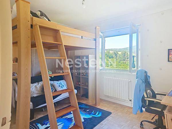 EXCLUSIVITE ! CENTRE RETOURNAC  MAISON TRADITIONNELLE avec 4 chambres sur1300 M2 DE TERRAIN avec double garage