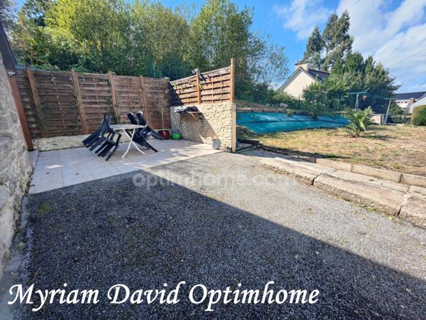 Maison sans travaux avec jardin, terrasse et garage à Rostrenen