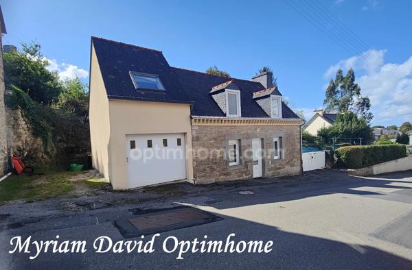 Maison sans travaux avec jardin, terrasse et garage à Rostrenen
