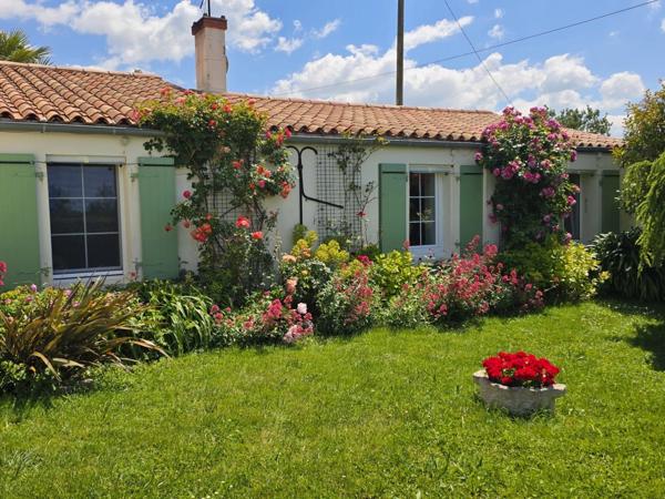 MARANS (17230 ) - MAISON - PISCINE CHAUFFÉE - DÉPENDANCES - TERRAIN - ÉTANG