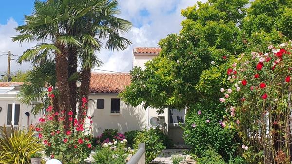 MARANS (17230 ) - MAISON - PISCINE CHAUFFÉE - DÉPENDANCES - TERRAIN - ÉTANG