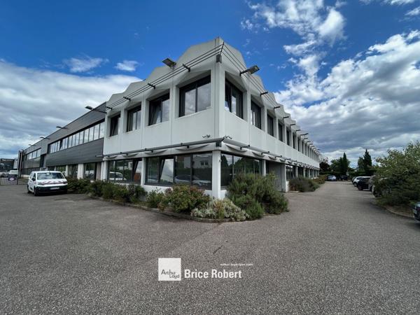 Bâtiment mixte à louer à Dardilly bureaux et grande hauteur sous plafond