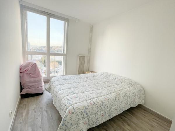 T4 79 m2 avec balcon et place de parking privative