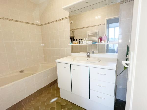 T4 79 m2 avec balcon et place de parking privative