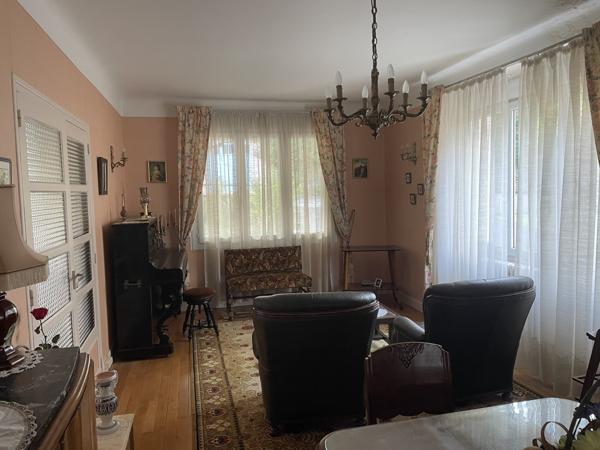 Maison T7 en pierre sur sous-sol complet avec 816m² de terrain