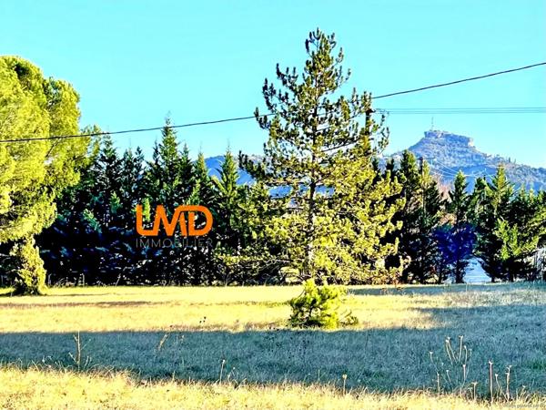 Charmant terrain plat avec raccordements en bordure