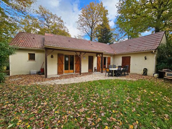Plain-pied lumineux avec terrasse Sud/Ouest dans un cadre naturel privilégié.