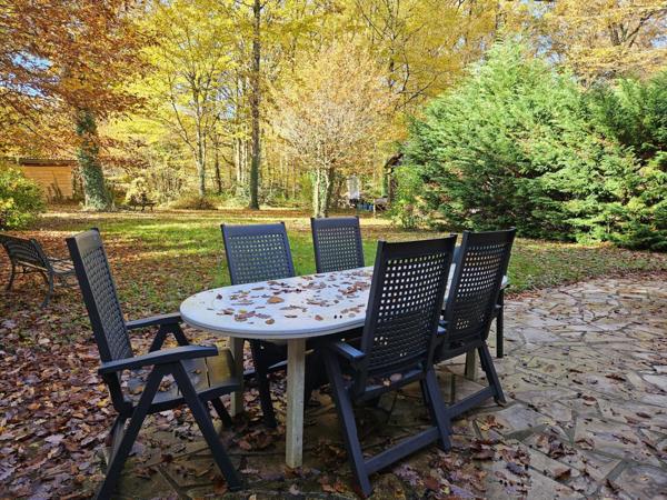 Plain-pied lumineux avec terrasse Sud/Ouest dans un cadre naturel privilégié.