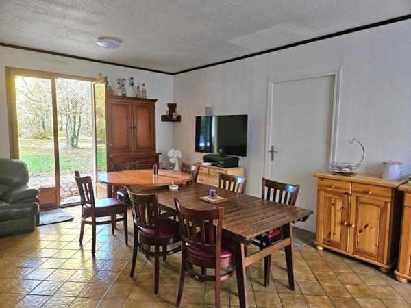 Plain-pied lumineux avec terrasse Sud/Ouest dans un cadre naturel privilégié.