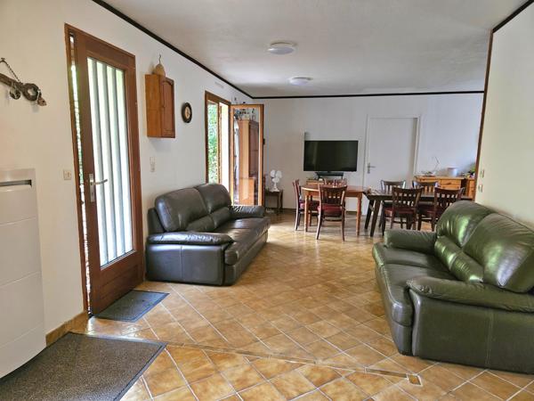 Plain-pied lumineux avec terrasse Sud/Ouest dans un cadre naturel privilégié.