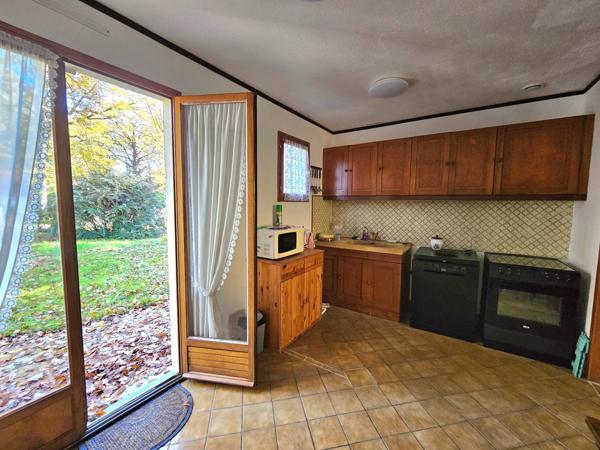 Plain-pied lumineux avec terrasse Sud/Ouest dans un cadre naturel privilégié.