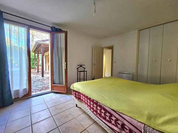 Plain-pied lumineux avec terrasse Sud/Ouest dans un cadre naturel privilégié.