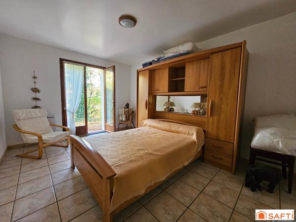 Plain-pied lumineux avec terrasse Sud/Ouest dans un cadre naturel privilégié.