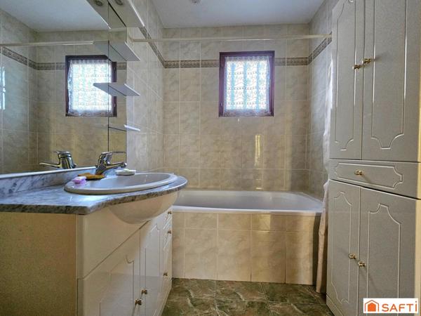 Plain-pied lumineux avec terrasse Sud/Ouest dans un cadre naturel privilégié.