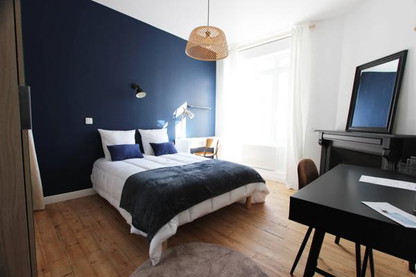 COLOCATION - UN VASTE APPARTEMENT ENTIÈREMENT RÉNOVÉ À DIX MINUTES DE L'HYPER-CENTRE. -