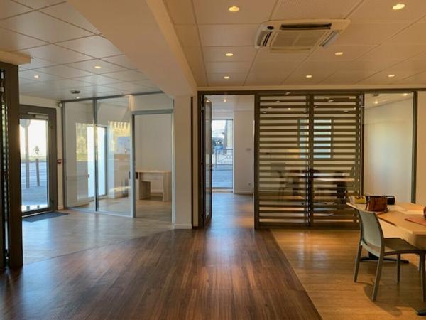 Bureaux à louer à Avignon rez-de-chaussée avec vitrine et parking sous-sol