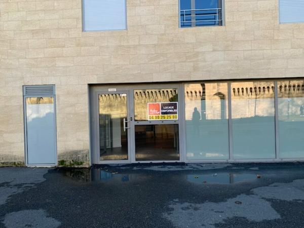 Bureaux à louer à Avignon rez-de-chaussée avec vitrine et parking sous-sol