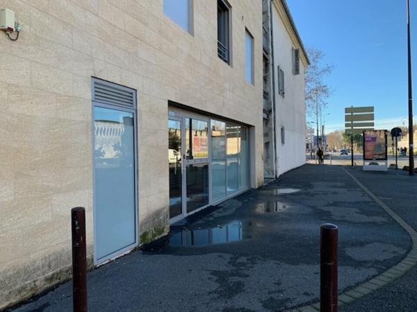 Bureaux à louer à Avignon rez-de-chaussée avec vitrine et parking sous-sol