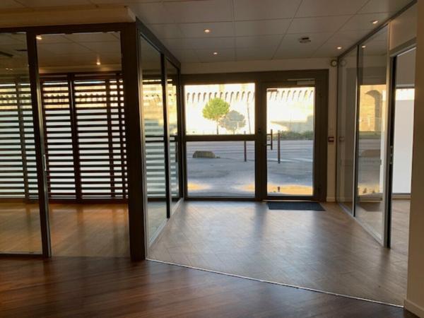 Bureaux à louer à Avignon rez-de-chaussée avec vitrine et parking sous-sol