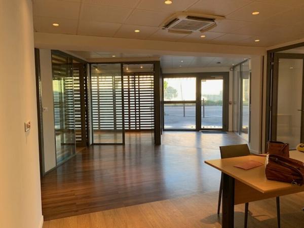 Bureaux à louer à Avignon rez-de-chaussée avec vitrine et parking sous-sol