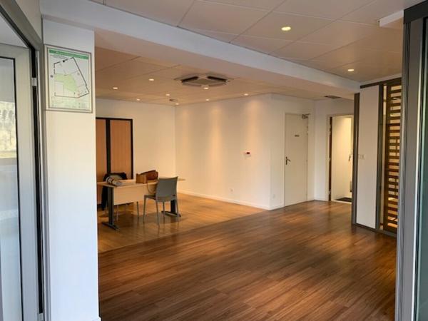 Bureaux à louer à Avignon rez-de-chaussée avec vitrine et parking sous-sol
