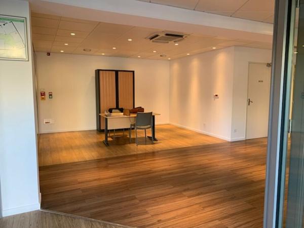 Bureaux à louer à Avignon rez-de-chaussée avec vitrine et parking sous-sol