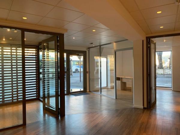 Bureaux à louer à Avignon rez-de-chaussée avec vitrine et parking sous-sol