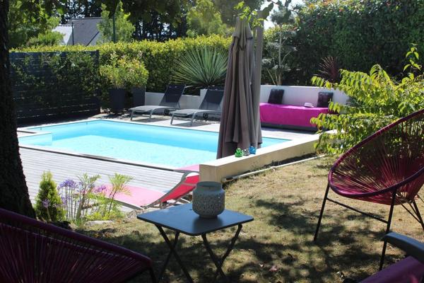 LA CONTEMPORAINE & SA PISCINE AU SEIN D’UN QUARTIER RÉSIDENTIEL. -