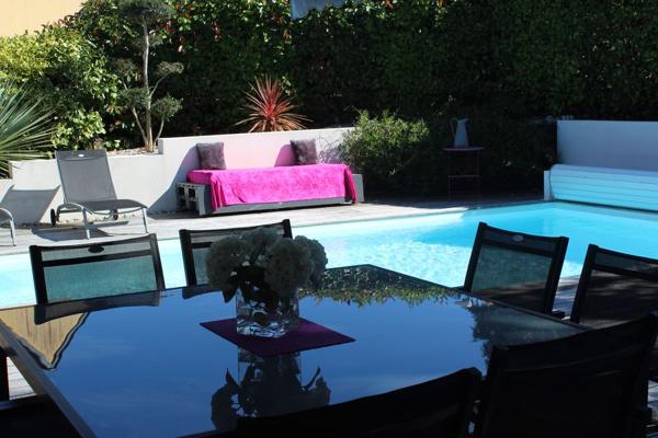 LA CONTEMPORAINE & SA PISCINE AU SEIN D’UN QUARTIER RÉSIDENTIEL. -
