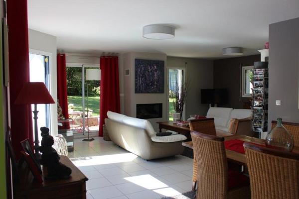 LA CONTEMPORAINE & SA PISCINE AU SEIN D’UN QUARTIER RÉSIDENTIEL. -